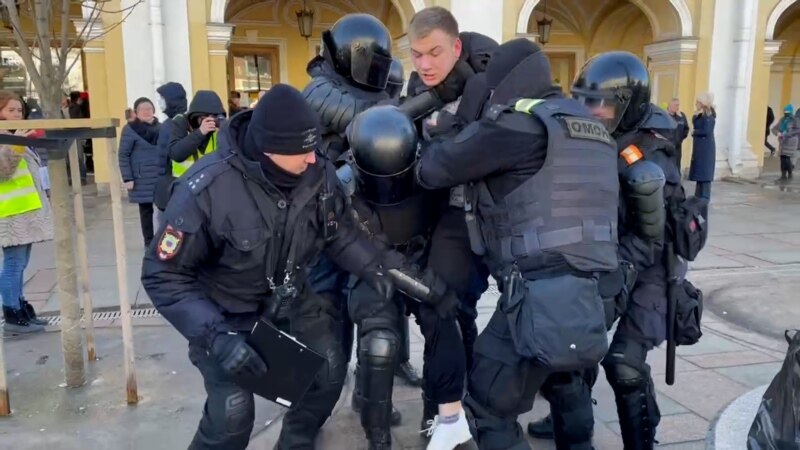 „Aș fi semnat orice!” Obține poliția rusă prin tortură mărturii de la posibilii protestatari anti-război? 