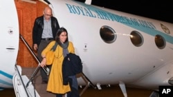 نازنین زاغری و انوشه انصاری پس از چند سال زندان در حال ترک ایران 