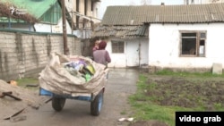 Садбарг Раджабова сортирует мусор во дворе арендованного дома