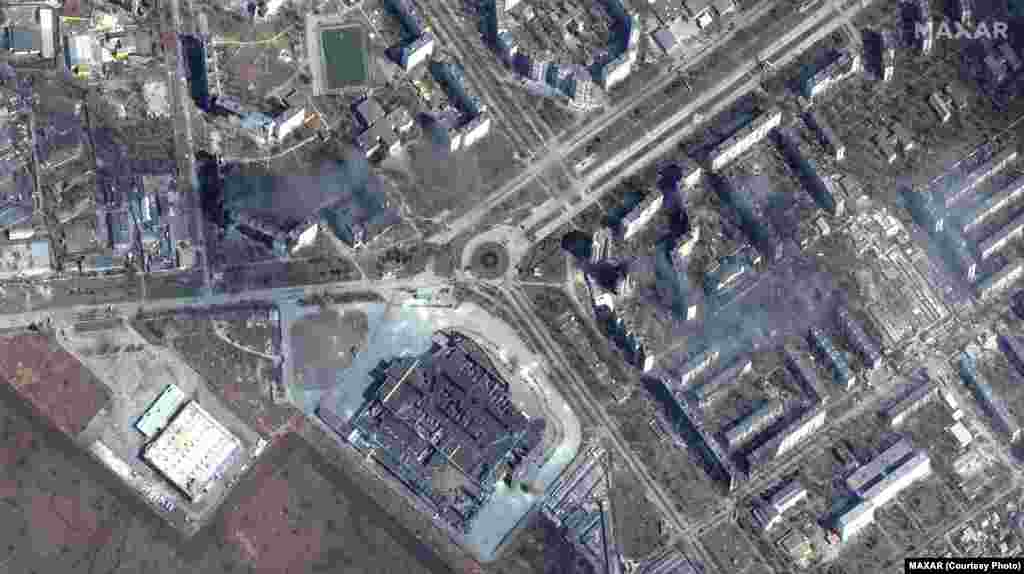 Разрушенные и горящие жилые дома и ТРЦ &laquo;ПортСити&raquo; в Мариуполе. Фото Satellite image &copy;2022 Maxar Technologies от 14 марта 2022 года