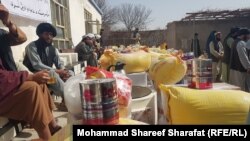 توزیع مواد غذایی به افراد نیازمند در ولایت ارزگان - عکس از آرشیف