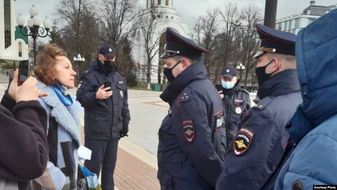 Жительницу Калининграда Ольгу Недвецкую (слева) поместили в психиатрическую больницу после участия в антивоенном выступлении