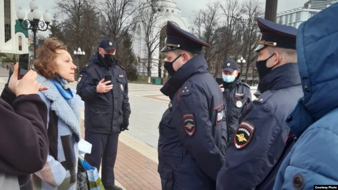 Олга Недветскаја (лево) беше приведена од полицијата во психијатриска болница откако танцуваше и пееше украински народни песни во Калининград. „Ова е јасно казнено психијатриско лекување“, вели еден локален активист.