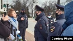 Олга Недветскаја (лево) беше приведена од полицијата во психијатриска болница откако танцуваше и пееше украински народни песни во Калининград. „Ова е јасно казнено психијатриско лекување“, вели еден локален активист.