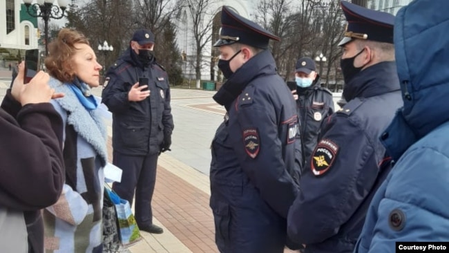 Olga Nedvetskaya (left) was taken by police to a psychiatric hospital after dancing and singing Ukrainian folks songs in Kaliningrad. 