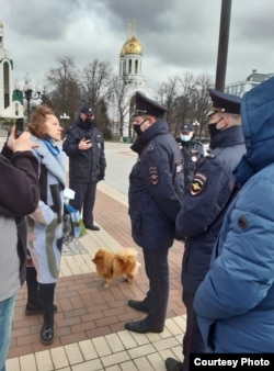 Olgu Nedveckaju (levo) policija je odvela u psihijatrijsku bolnicu pošto je igrala i pevala ukrajinske narodne pesme u Kalinjingradu. "To je očigledno kazneno psihijatrijsko lečenje", kaže lokalni aktivistkinja.