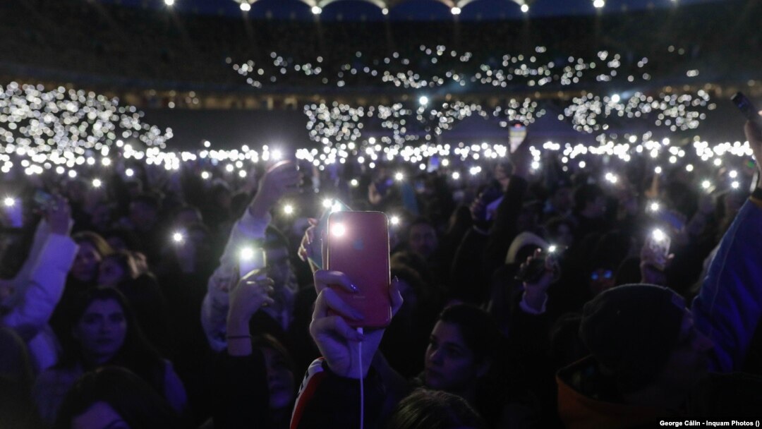 Concertul pentru susținerea Ucrainei a strâns pe Arena Națională din Capitală zeci de mii de persoane. La intrare nu s-a cerut un test Covid sau certificat verde. Imagine de la concertul „We Are One", București.
