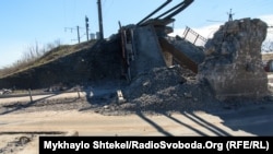 Felrobbantott vasúti híd az ukrajnai Vozneszenszk városában 2022. március 16-án
