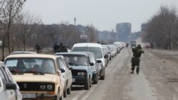 Qyetarët ukrainas duke u larguar nga Mariupoli.