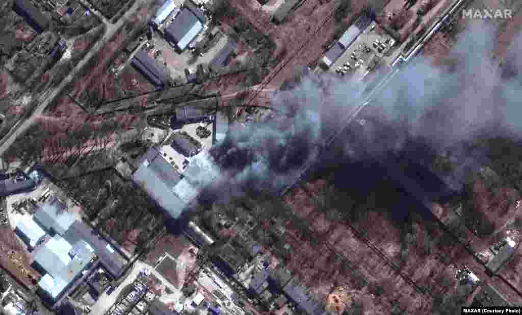 Вигляд крупним планом на пожежі в промисловій зоні та прилеглі поля на півдні від Чернігова.&nbsp;Satellite image &copy;2022&nbsp;Maxar Technologies