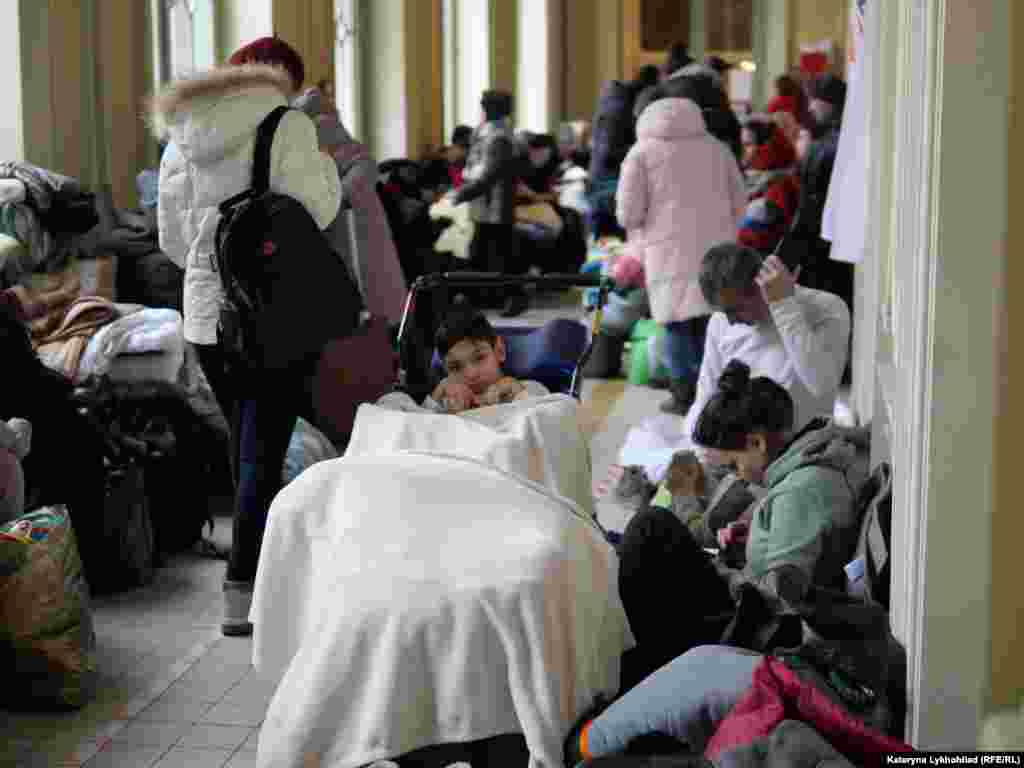 Українці в прикордонному польському місті повністю заповнили коридори вокзалу