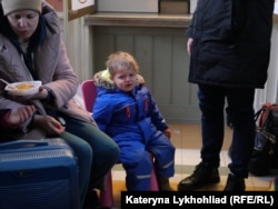 Дети и родители из Украины на вокзале в Пшемысле. Польша, 8 марта 2022 года