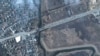 Разрушенный мост через реку Ирпень Киевской области и длинная колонна заброшенных автомобилей. Фото Satellite image &copy;2022 Maxar Technologies за 14 марта 2022 года