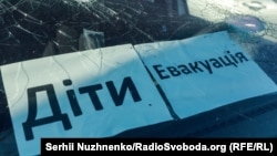 «Маємо вивезти в більш безпечні населені пункти 7157 осіб, з яких 1702 дитини і 311 маломобільних людей», – кажуть в ОВА