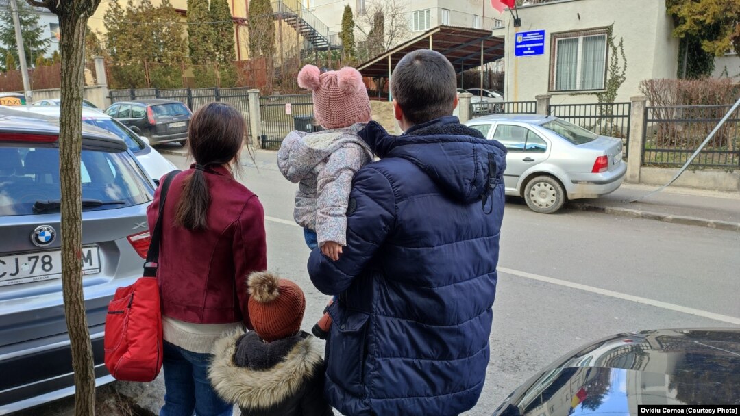 Bianca și Adam tocmai au ridicat pașaportul pentru fata cea mare, dar pentru ei au prins programare doar la finalul lunii mai.