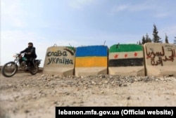 Бетонний монумент біля міста Ель-Баб на півночі Сирії розфарбували на знак солідарності з Україною. Березень 2022 року