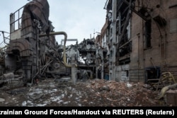 Разрушенная российским ракетным ударом ТЭЦ в Охтырке. Эксперты считают, что приближающейся зимой такие объекты вновь могут подвергаться ударам