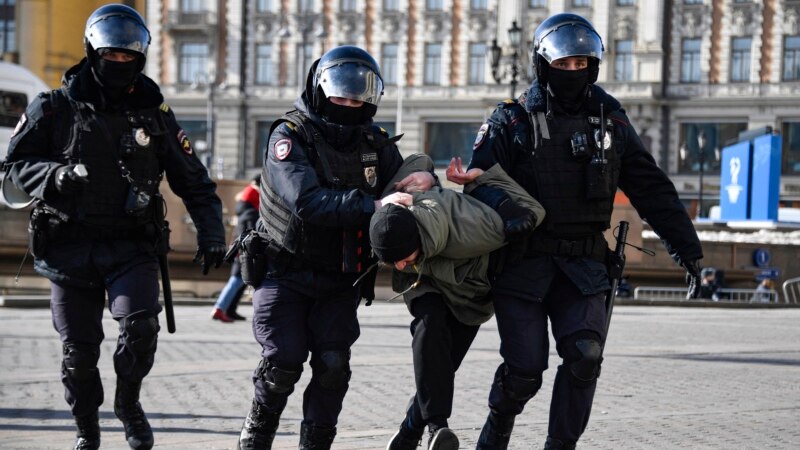 Putiniň Ukraina çozuşyna garşy geçirilýän protestlerde 300-e golaý adam tussag edildi
