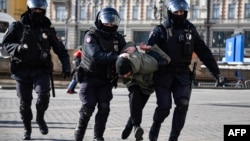 Задержание участника акции протеста в Москве, 13 марта 2022 года 