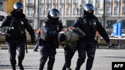  Задержание участника акции протеста в Москве, 13 марта 2022 года 