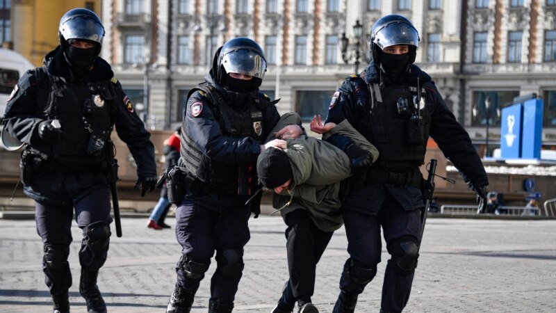 Qindra të arrestuar në Rusi në protestat kundër pushtimit të Ukrainës