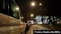 Архивска фотографија - Редици на бензинските пумпи во Скопје