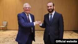 Министр иностранных дел Армении Арарат Мирзоян (справа) и верховный представитель ЕС по иностранным делам и политике безопасности Жозеп Боррель (архив)