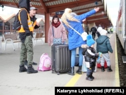 Украинские беженцы на вокзале польского города Перемышль, куда прибывали украинцы. 8 марта 2022 года