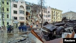 Спасатели работают возле дома, разрушенного российскими войсками. Харьков, 14 марта 2022 года