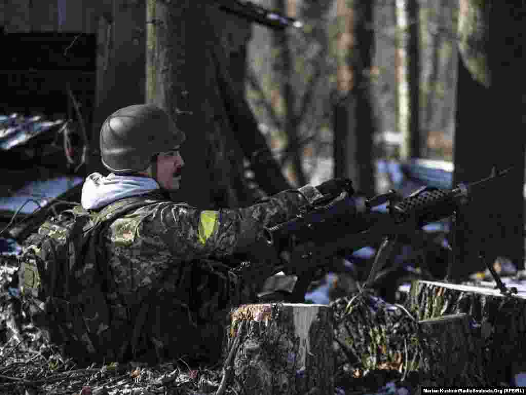 Військові ЗСУ штурмують населений пункт, де перебувають російські військові. Київщина, 10 березня 2022 року