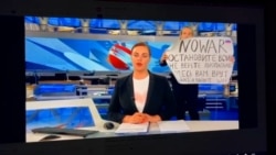 Një protestuese del papritur në studion e televizionit rus