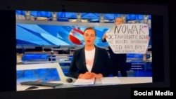 Единичен протест по време на руската централна емисия новини: редакторка от екипа влезе в студиото с плакат "Не на войната! Спрете войната. Не вярвайте на пропагандата. Тук ви лъжат. Руснаци против войната". Жената е арестувана.
