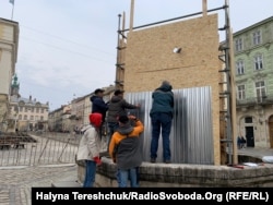 Скульптуру Нептуна ховають від можливих обстрілів