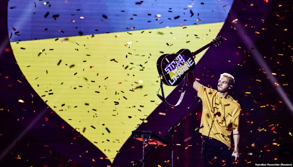 Fituesi Malik Harris duke shfaqur mbështetjen e tij për Ukrainën, teksa këndonte këngën e tij &quot;Rockstars&quot; në rrethin preliminar gjerman të festivalit të këngës &quot;Eurovision&quot;, në Berlin, Gjermani, më 4 mars.