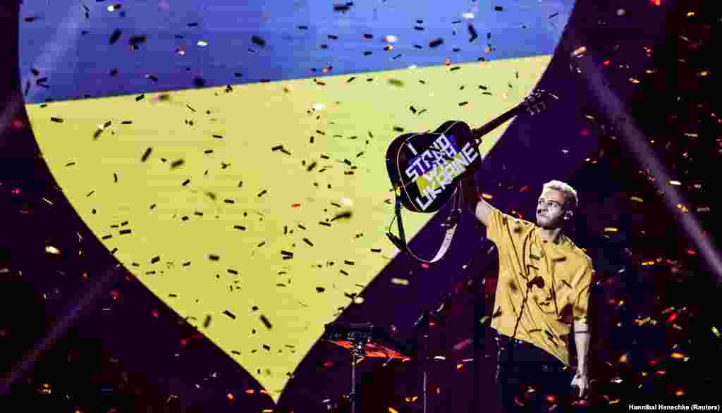 Fituesi Malik Harris duke shfaqur mbështetjen e tij për Ukrainën, teksa këndonte këngën e tij "Rockstars" në rrethin preliminar gjerman të festivalit të këngës "Eurovision", në Berlin, Gjermani, më 4 mars.