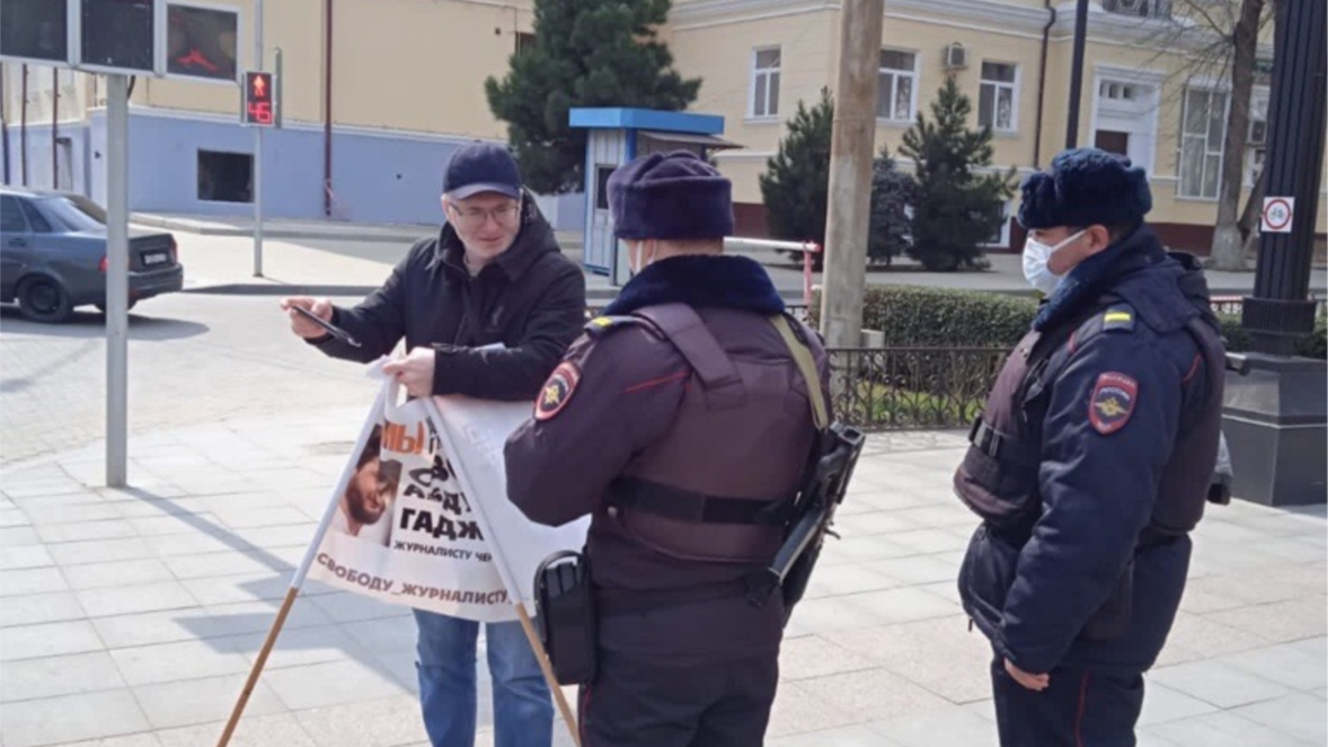 В Махачкале прошли пикеты с требованием освободить журналиста ...