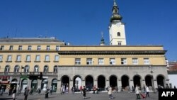 Prolaznici ispred Gradske tržnice Dolac u Zagrebu