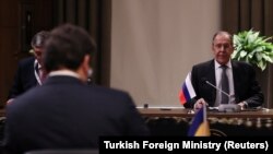 Navode o laboratorijama prvi je izneo Sergej Lavrov, ruski šef diplomatije, nakon sastanka sa ukrajinskim ministrom inostranih poslova Dmitrom Kulebom (s leđa), u okviru mirovnih pregovora održanih u turskom gradu Antaliji 10. marta 2022.