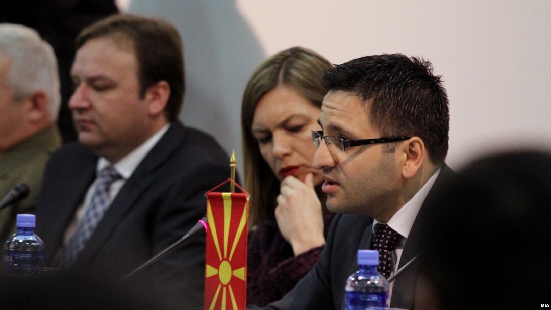 Министерот за одбрана Фатмир Бесими на тркалезната маса „Македонија, Регионот и Евроатланските интеграции“, март 2012.
