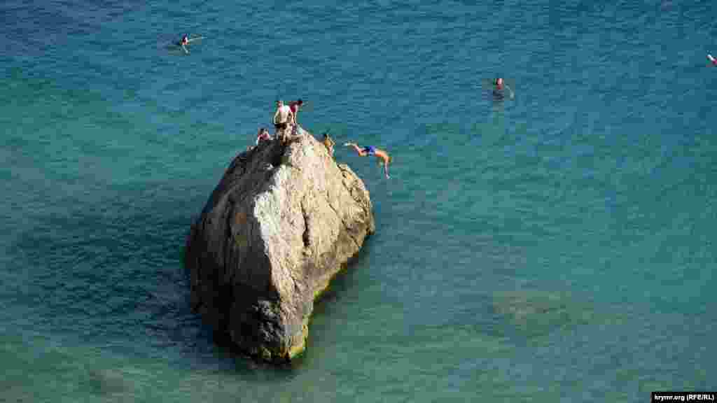 Смельчаки прыгают в море со скалы