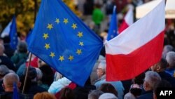 Ljudi drže zastavu EU i Poljske na pro-EU demonstracijama nakon presude poljskog Ustavnog suda protiv dominacije zakona iz EU, Gdanjsk, Poljska (10. oktobar 2021.)