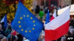 Tüntetők állnak ki Lengyelország EU-tagsága mellet Gdańskban 2021. október 10-én