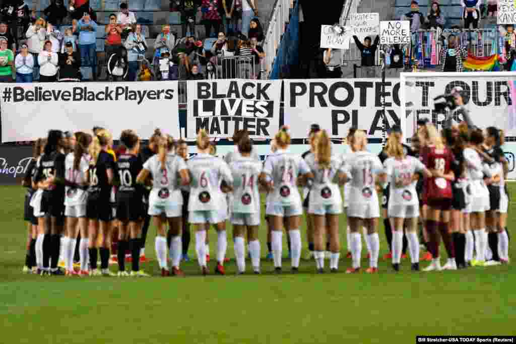 A szexuális zaklatás ellen tiltakoztak az amerikai női labdarugó-bajnokságban. A hatodik percben megállt a játék az október 6-ai Washington Spirit-Gotham FC mérkőzésen. A játékosok egymást átkarolva tiltakoztak azellen, hogy csak most, hat évvel az első feljelentés után indult nyomozás a szexuális zaklatással gyanúsított Paul Riley, a North Carolina korábbi vezetőedzője ellen