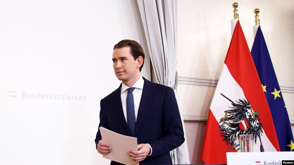 Austrijski kancelar Sebastian Kurz, koji je pod istragom zbog sumnje da je počinio korupciju, odlazi nakon što je dao izjavu u saveznoj kancelariji u Beču, Austrija 9. oktobra 2021.