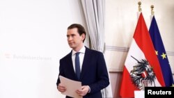 Austrijski kancelar Sebastian Kurz, koji je pod istragom zbog sumnje da je počinio korupciju, odlazi nakon što je dao izjavu u saveznoj kancelariji u Beču, Austrija 9. oktobra 2021. 