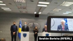 Ministri i Punëve të Brendshme në Kosovë, Xhelal Sveçla dhe drejtori i Policisë së Kosovës, Sabedin Mehmeti në një konferencë për media më 13 tetor.