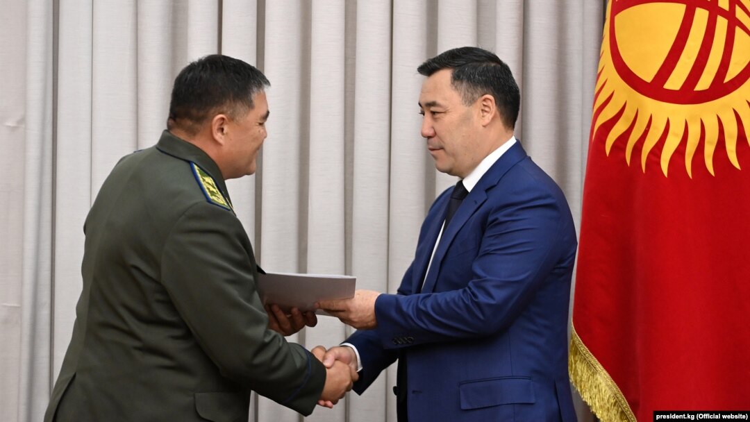 Президент Садыр Жапаров менен УКМК башчысы Камчыбек Ташиев. 