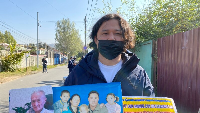 Шыңжаңдағы туыстарын босатуды талап еткен 6 адамды Алматы полициясы тағы да  әкетті