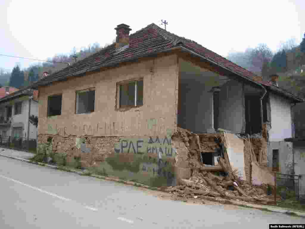 Najstarija kuća u Srebrenici građena je od ćerpiča. Urušila se sama, a zbog opasnosti od daljeg rušenja, potpuno je uklonjena.