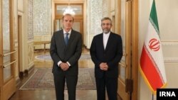Avropa İttifaqının baş nüvə danışıqçısı Enrik Mora (solda) və İran xarici işlər nazirinin müavini Əli Bageri